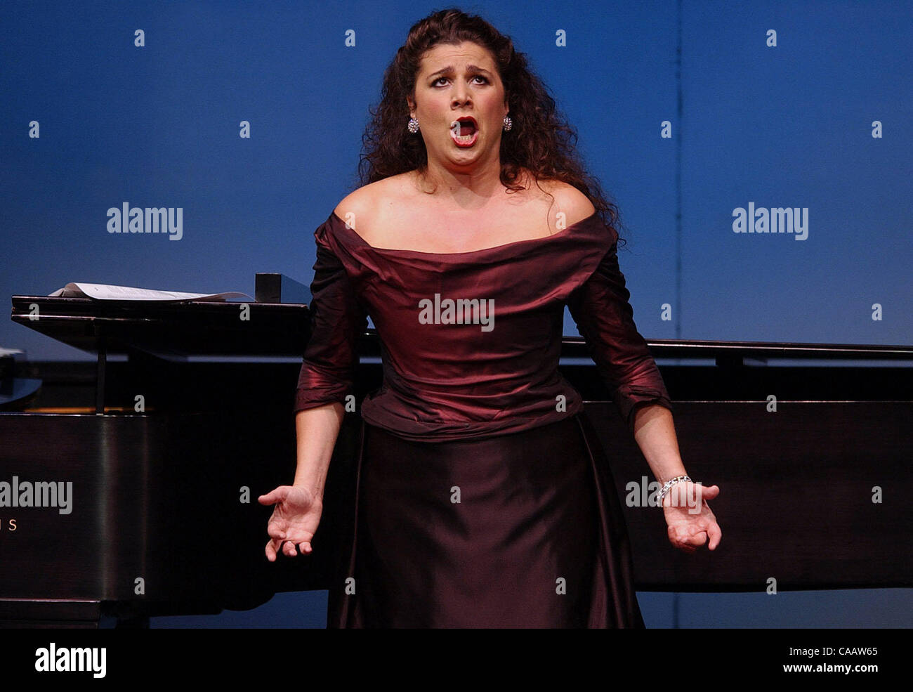 La soprano Cecilia Bartoli réalise pour une salle comble à Zellerbach Hall le dimanche, 15 février 2004 à Berkeley, Californie (Contra Costa Times/Jose Carlos Fajardo) Banque D'Images