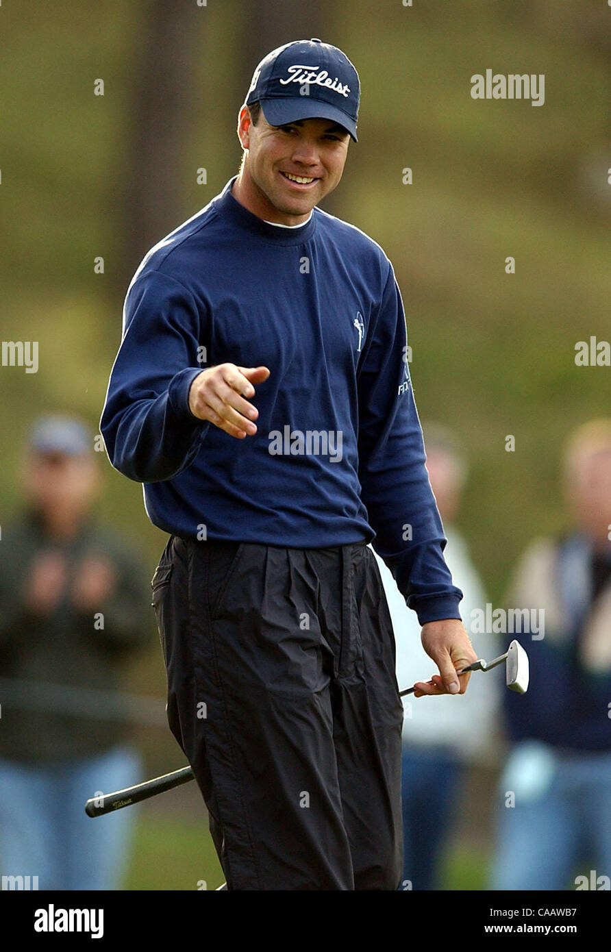 Arron Oberholser sourit à la foule après avoir fait par sur le 17ème trou à Spyglass Hill au cours de l'AT&T Pebble Beach National Pro-Am Golf Championship le samedi 7 février 2004. Oberholser a terminé la journée à égalité avec Vijay Singh comme leaders du tournoi. (Contra Costa Times/Jose Carlos Fajardo) Banque D'Images