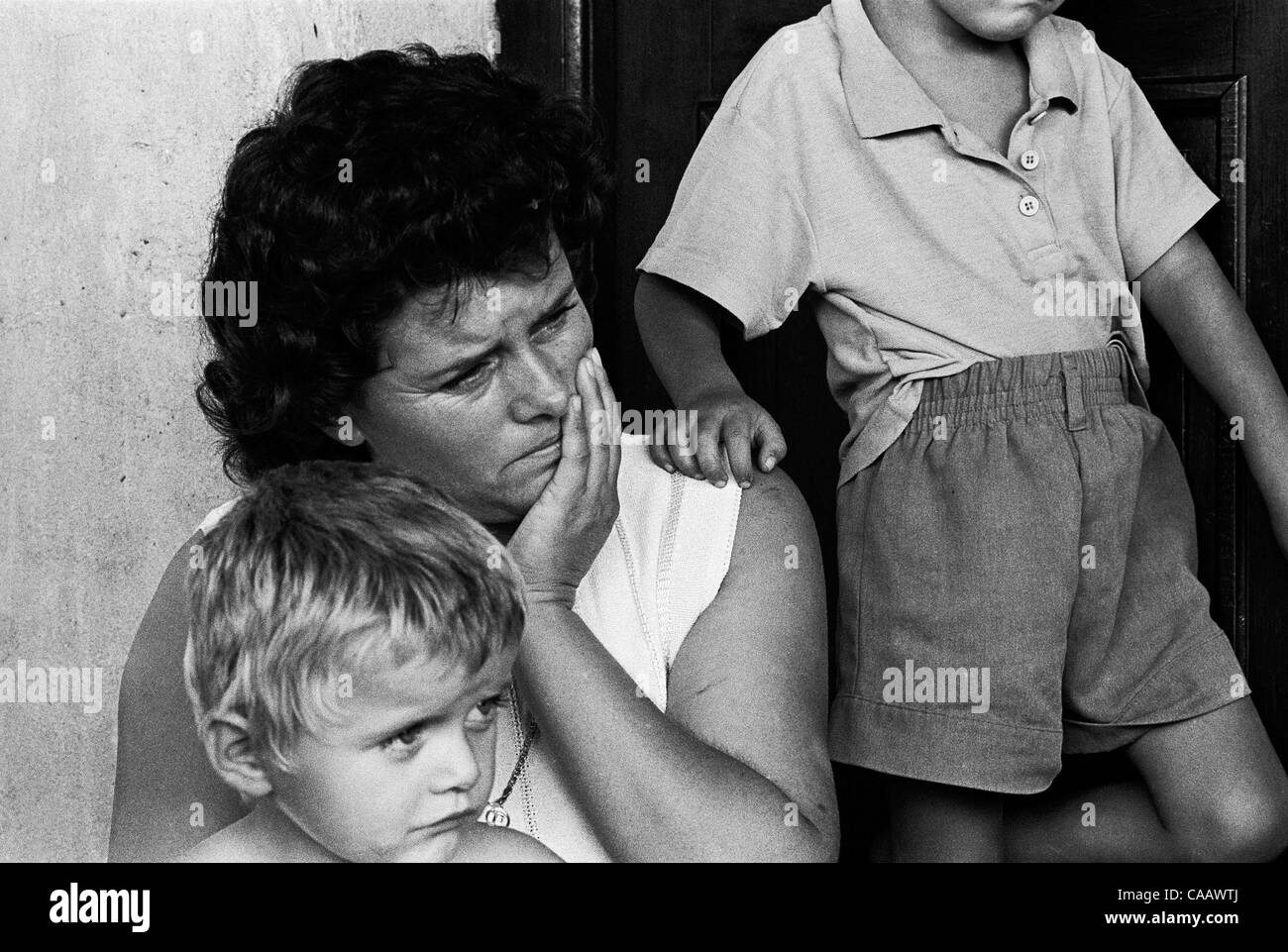 Le mari d'une femme d'origine albanaise Krushe e Madhe est l'un des plus de 100 hommes qui toujours portés disparus et présumés morts. Banque D'Images