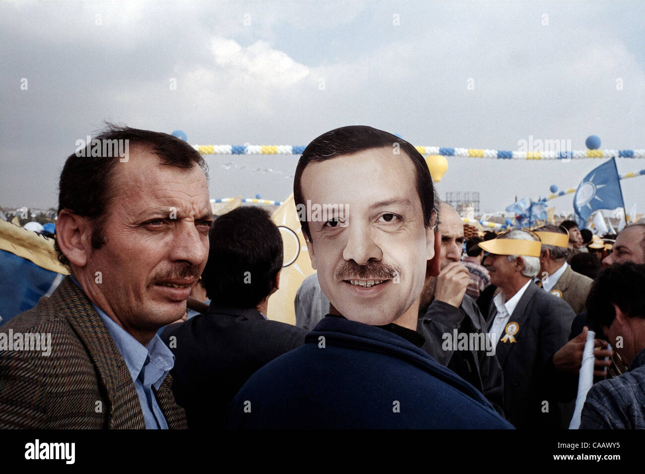 Le parti AKP (Parti de la Justice et du développement) de Recep Tayyip Erdogan est le plus populaire en Turquie, plus de 30  % du scrutin. Prend en charge jaune portaient des chapeaux et des masques AK Erdogan. En dépit d'être étiqueté "islamistes,' un rassemblement près de Istanbul a attiré un large éventail de personnes, jeunes et vieux, religieux conser Banque D'Images
