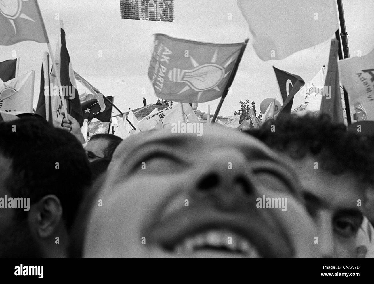 Nov 01, 2002 ; Istanbul, Istanbul, Turquie, l'AKP (Parti de la Justice et du développement) Rassemblement pour Recep Tayyip Erdogan à Istanbul, Turquie. AK Supporter regarde vers la scène et sourit avec enthousiasme. Au rassemblement partisans brandissaient des drapeaux du parti pro AKA et levant la main à l'appui. Mand Banque D'Images