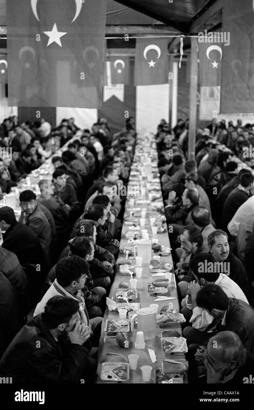 D'un dîner gratuit pour des milliers est servi sur la place Taksim, à Istanbul, sur la première nuit de ramadan, le mois de jeûne musulman. Les musulmans ne mangent pas du lever au coucher du soleil pendant le mois du Ramadan. Banque D'Images