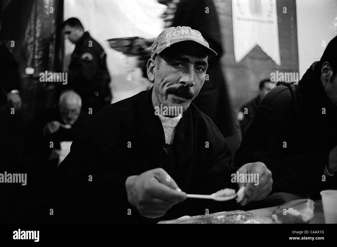 D'un dîner gratuit pour des milliers est servi sur la place Taksim, à Istanbul, sur la première nuit de ramadan, le mois de jeûne musulman. Les musulmans ne mangent pas du lever au coucher du soleil pendant le mois du Ramadan. Banque D'Images