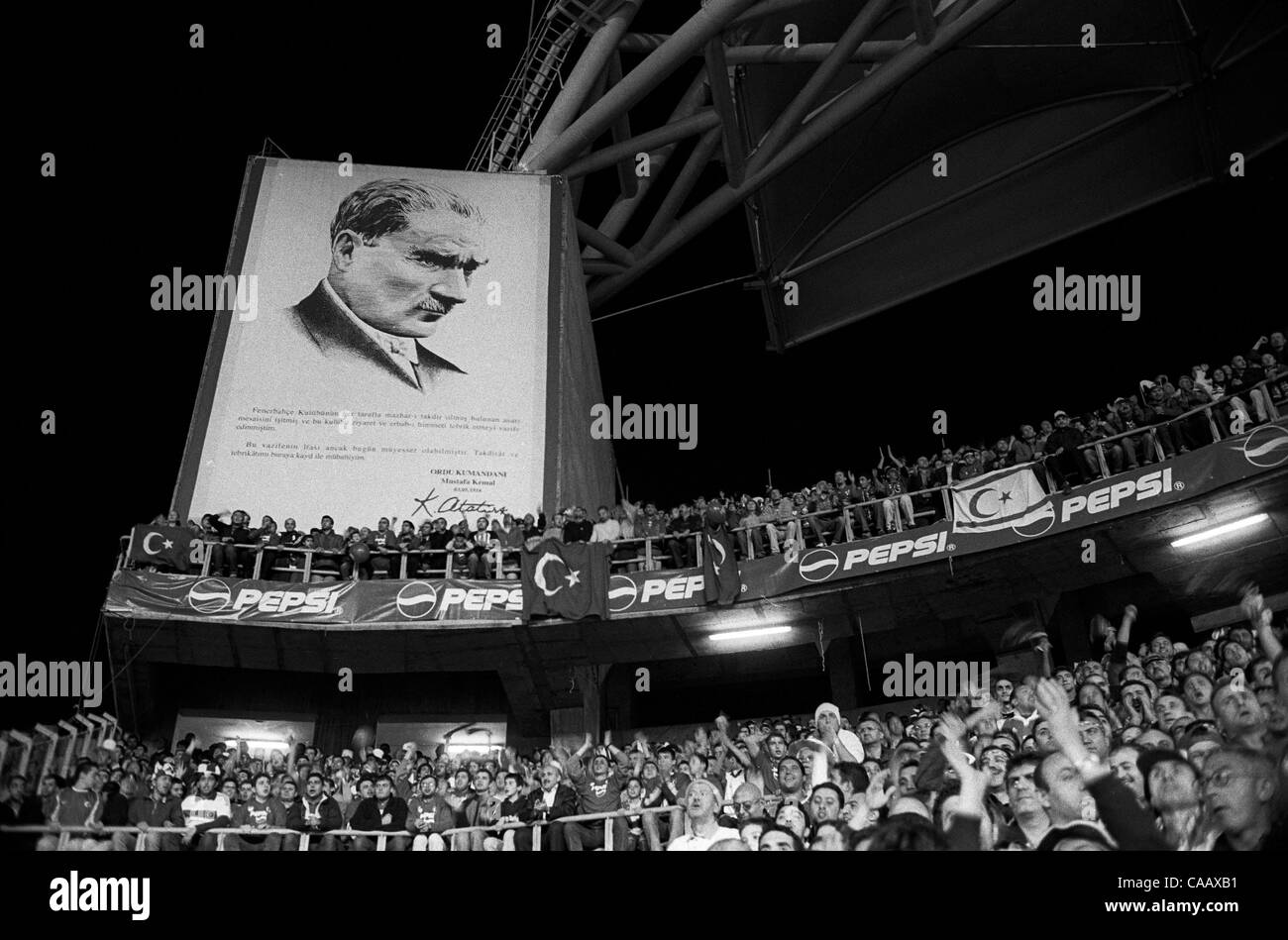 L'image ci-dessous est plein de Kemal Atatürk, le fondateur de la Turquie moderne, pour l'Angleterre c. Turquie match de football dans le stade de Fenerbace à Istanbul, Turquie. Banque D'Images