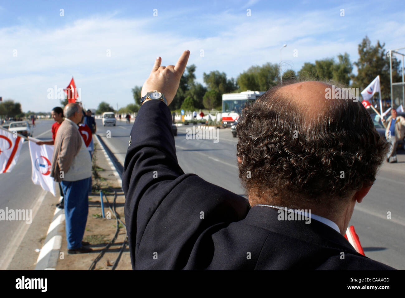 Dec 13, 2003 ; Lefkosa, République turque de Chypre Nord ; pro-gouvernement et pro-Turquie partisans de la MACM partie avant les élections de Lefkosa/Nicosie, Chypre du Nord. La main est le symbole de l'ancien ''Le loup gris,'' un extrémiste, militant pro-groupe turc. Banque D'Images