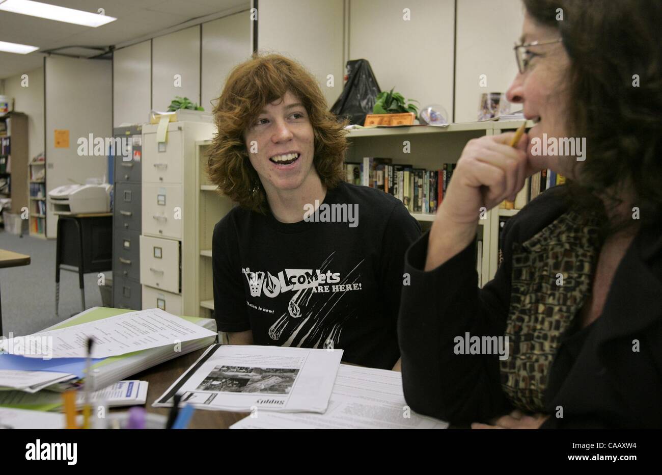 (Publié le 5/22/2005, N-3, B-7:2,3) d'éminents snowboarder et Shaun White skateur est assis avec son professeur KATY PATRIMOINE (CQ sur prénom) au cours d'une leçon de géométrie à Carlsbad Station Academy qui est sur le campus de l'école intermédiaire de la vallée. U/T photo CHARLIE NEUMAN Banque D'Images