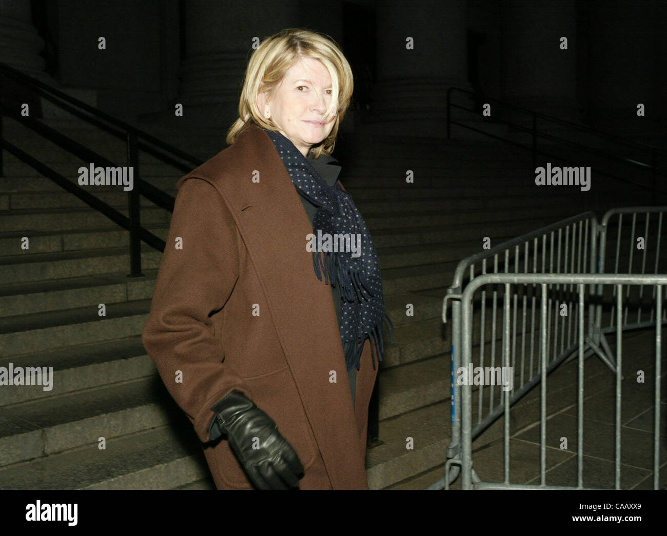27 févr., 2004 ; New York, NY, USA ; Domestic diva Martha Stewart quitte le Tribunal fédéral de Manhattan. Un juge a rejeté l'accusation de fraude en valeurs mobilières auxquels son vendredi. Banque D'Images