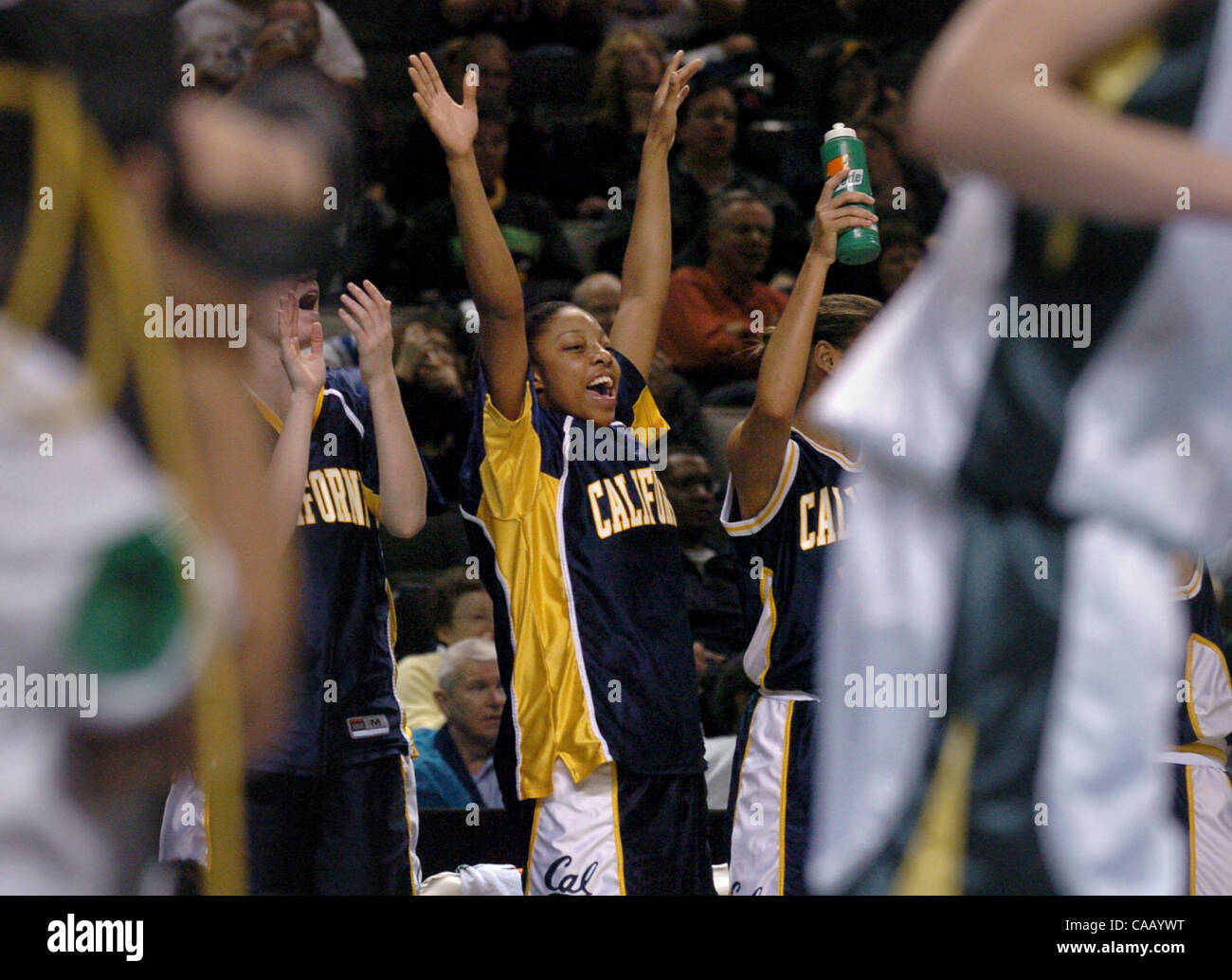 Cal's Keanna Levy (cq, centre) célèbre un Cal 3 points panier dans la deuxième moitié de leur match d'ouverture du tournoi 2004 CIP 10 joué au HP Pavilion de San Jose, Californie le vendredi 5 mars, 2004. Cal battre Oregon 82-57 et va jouer dans la prochaine série de Stanford. (Contra Costa Times/Dan Honda) Banque D'Images