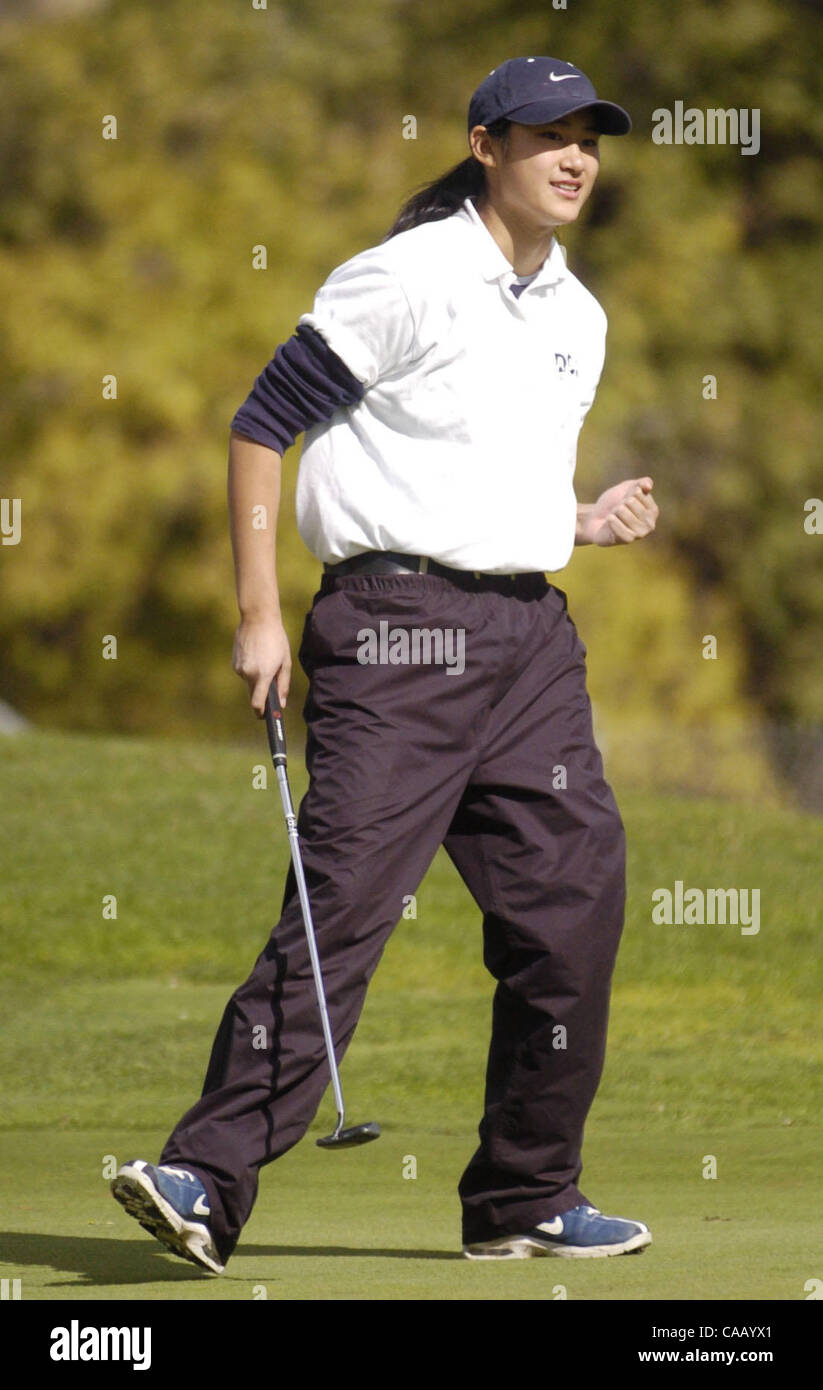 Taylor Lee de Acalanes High School du golf féminin team coule un putt sur le deuxième trou à Diablo Creek Golf mardi après-midi 26 octobre, 2004, au cours de l'DFAL filles tournoi de golf. (DAN/ROSENSTRAUCH Contra Costa Times) Banque D'Images