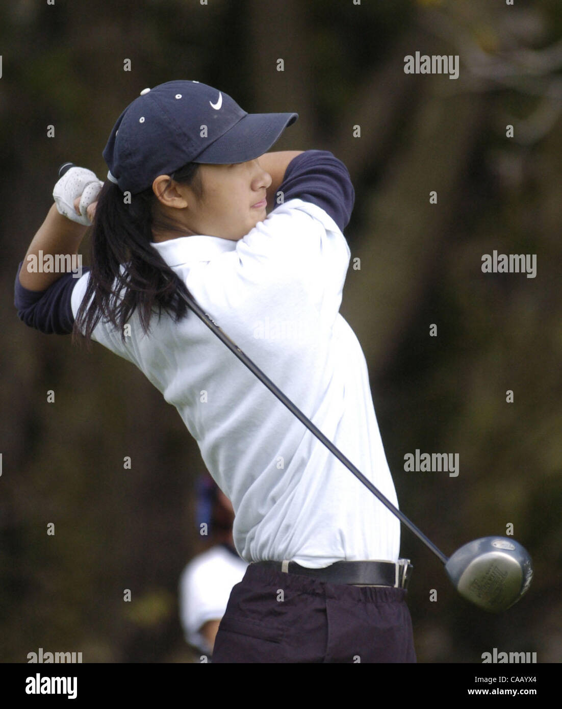 Taylor Lee de Acalanes High School équipe tee de golf pour femmes est désactivée sur le deuxième trou à Diablo Creek Golf mardi après-midi 26 octobre, 2004, au cours de l'DFAL filles tournoi de golf. (DAN/ROSENSTRAUCH Contra Costa Times) Banque D'Images