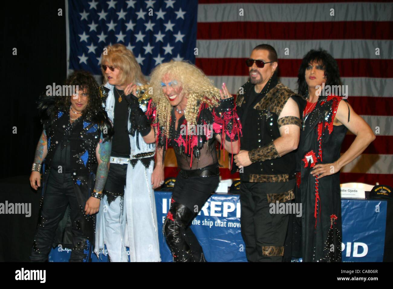 Avril 29, 2003 - New York, New York, États-Unis - K30288RM.Twisted Sister réunit après seize ans d'INTERVALLE ET TIENT UNE CONFÉRENCE DE PRESSE À L'INTREPID SEA-AIR SPACE MUSEUM À NEW YORK New York pour annoncer les dates de la TOURNÉE USO EN CORÉE DU SUD 04/29/2003. / 2003.DEE SNIDER ET TWISTED SISTER(Cre Banque D'Images