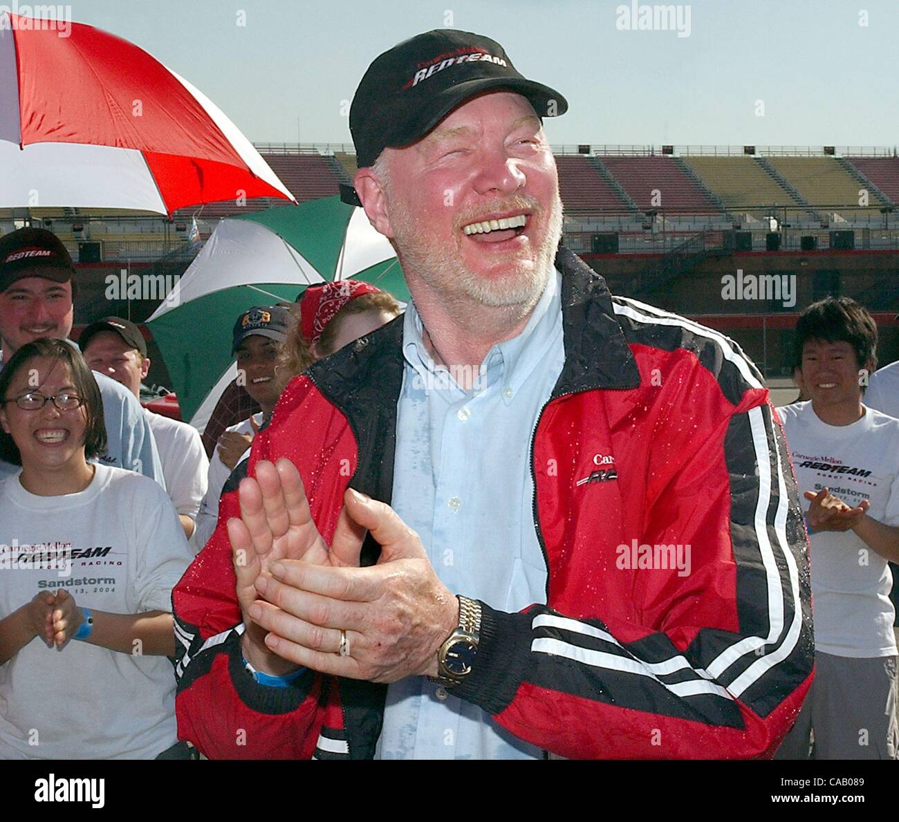 Mar 9, 2004 ; Fontana, CA, USA ; Red Team leader RED WHITTAKER après un QID événement, dans le cadre de la DARPA Grand Challenge. Le son entrée a été la première à se qualifier pour les millions de course. Banque D'Images