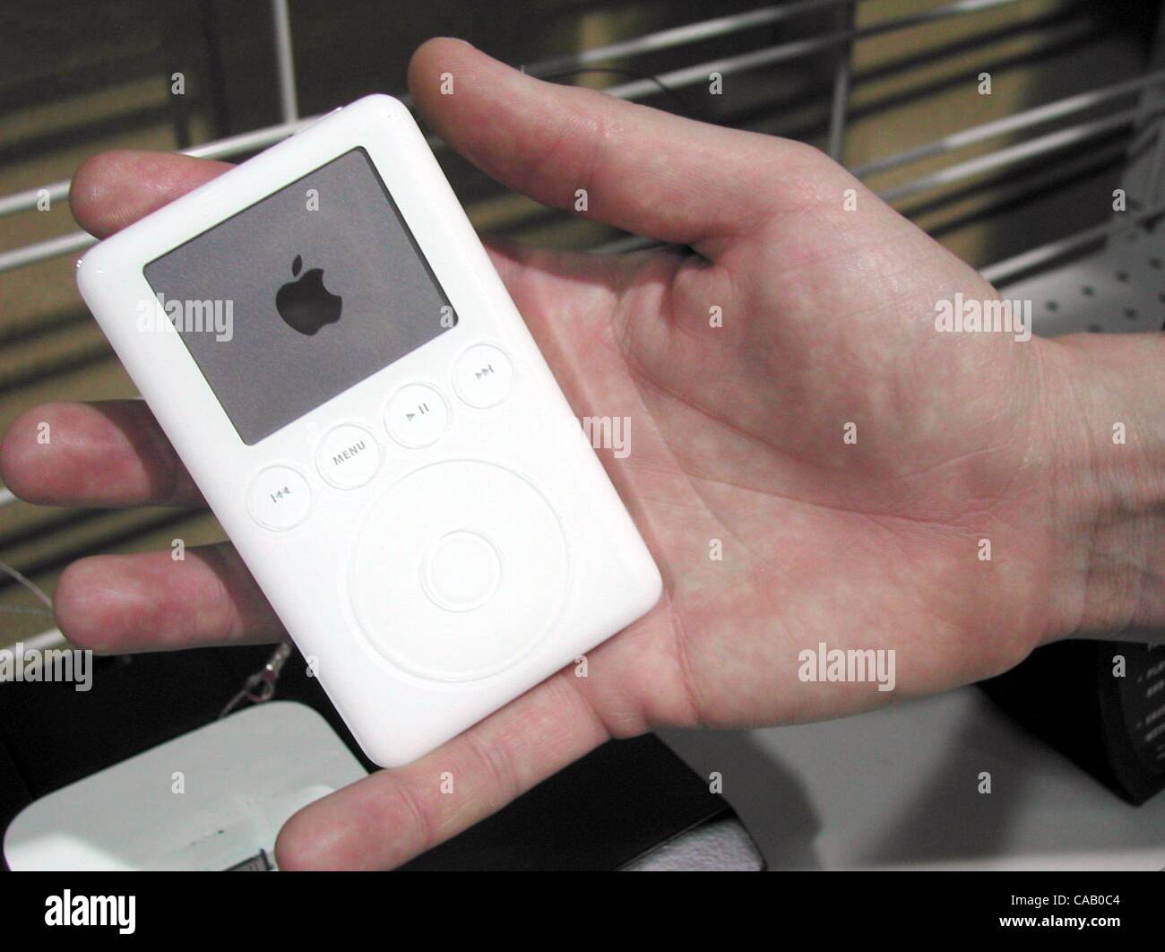 Mar 11, 2004 ; Los Angeles, CA, USA ; Apple 40gb iPod Audio Jukebox -  Obtenez le lecteur de musique numérique la plus et vous aurez votre musique  préférée à portée de