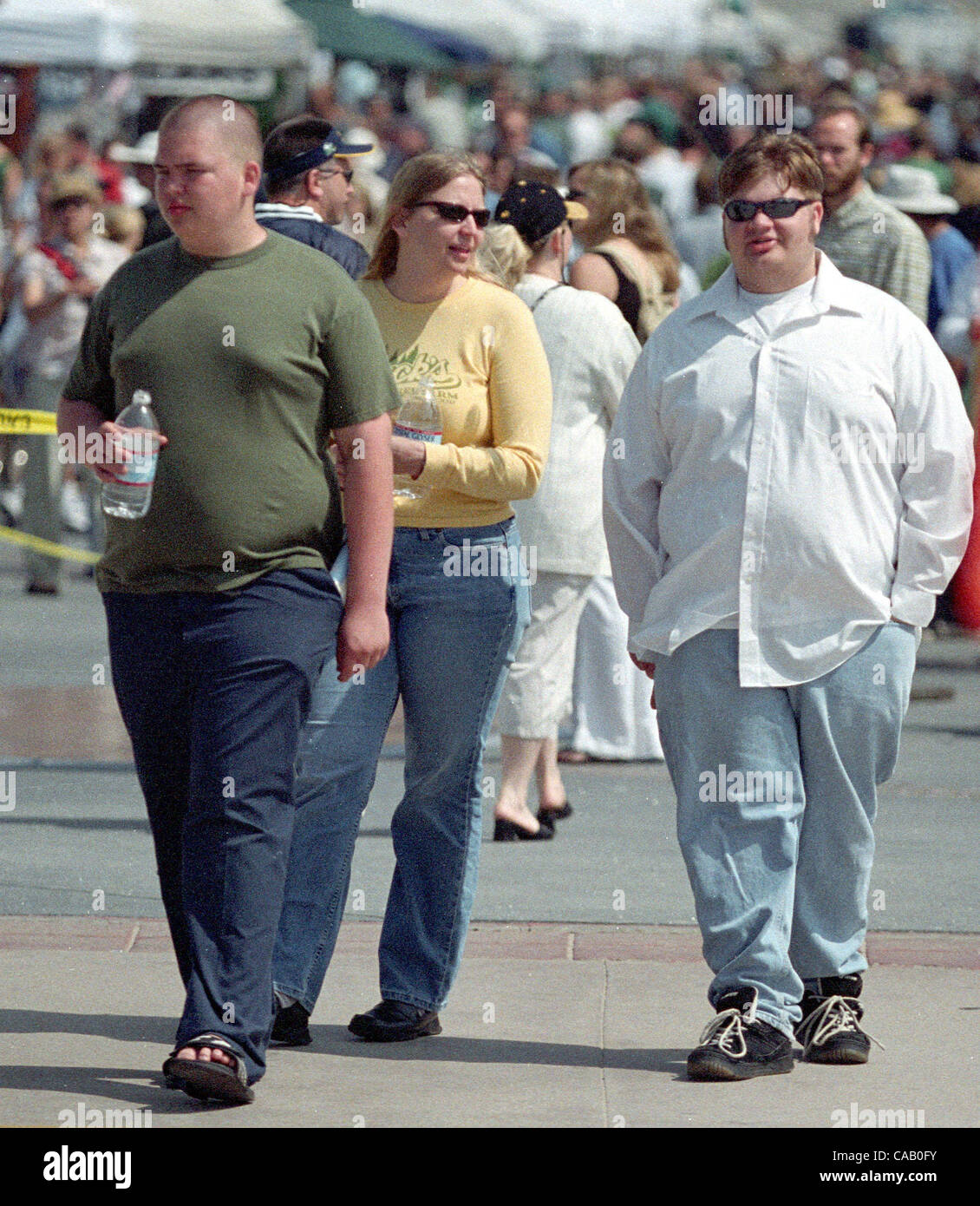 Mar 13, 2004 ; Los Angeles, CA, USA ; plus d'Américains seront bientôt mourir d'obésité que de fumeurs si les tendances actuelles persistent, ce qui permettrait d'être en gras la première cause évitable de décès, le gouvernement dit. Une mauvaise alimentation et à l'inactivité physique causé 400 000 décès en 2000, un 33 pour cent Banque D'Images