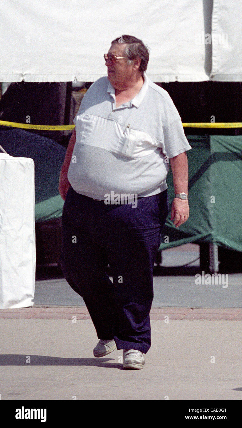 Mar 13, 2004 ; Los Angeles, CA, USA ; plus d'Américains seront bientôt mourir d'obésité que de fumeurs si les tendances actuelles persistent, ce qui permettrait d'être en gras la première cause évitable de décès, le gouvernement dit. Une mauvaise alimentation et à l'inactivité physique causé 400 000 décès en 2000, un 33 pour cent Banque D'Images