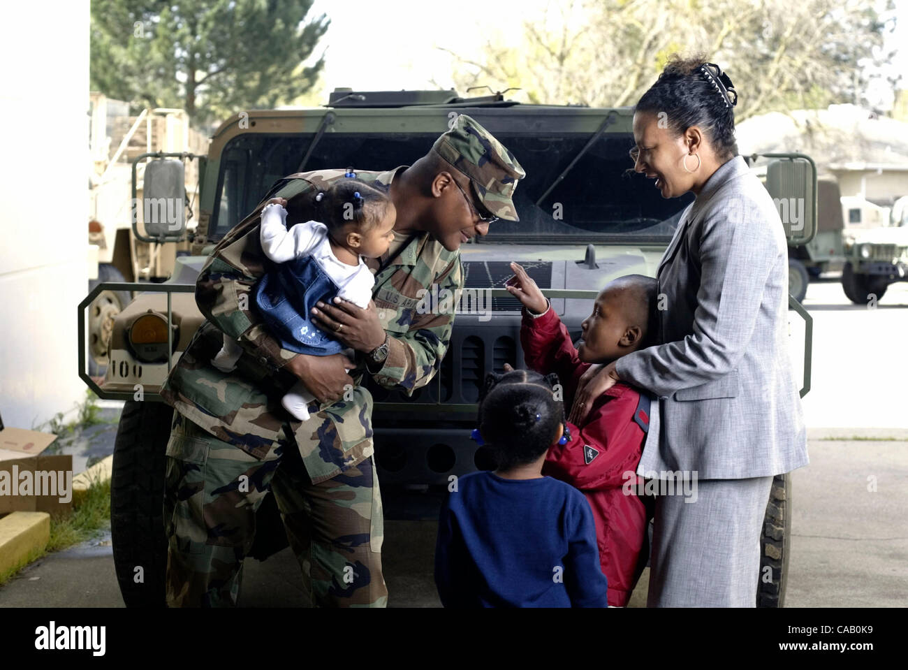 Mar 15, 2004 ; Los Angeles, CA, USA ; le Capt Stanley Echols du 270e de la Garde nationale militaire avec sa famille ; épouse Denise, 8 ans Garçon Fille 4 ans Dominic, Stacia, 4 mois Kennedy à Sacramento National Guard Base avant de partir pour l'Irak. Banque D'Images