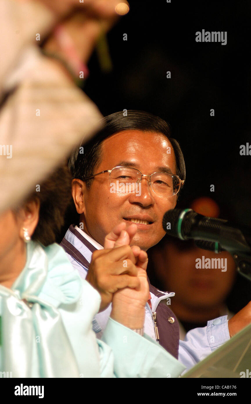 20 mars 2004, Taipei, Taïwan DPP de l'AC, le Président Chen Shui-Bian annonce sa victoire dans l'élection présidentielle de 2004 à Taïwan. Chen a gagné par une marge d'un peu moins de 30 000. Photo de Chris Stowers/JiwaFoto Banque D'Images