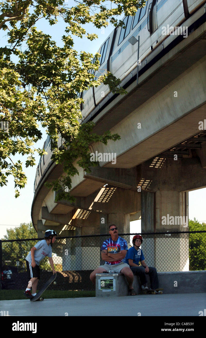 Bruce Leamer regarde une note de BART train comme il se joint à son fils que Chase, gauche, et Tyler équitation samedi matin à la Concord Skate Park sur Chemin Cowell. La famille Huntington Beach a visité la région au cours du week-end pour un mariage. (Contra Costa Times/Karl Mondon) Banque D'Images