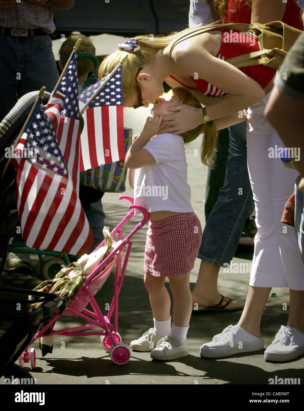 (Publié le 03/30/2003, B-4) Rachelle Boucher de El Cajon embrassa quatre ans Madison alors qu'ils attendaient en ligne pour un dog tag, à un rassemblement pour soutenir les troupes, au marché de Fenton, samedi matin. Il y a d'écoenergie pour boucher un cousin qui a été en poste en Iraq au cours des neuf Banque D'Images