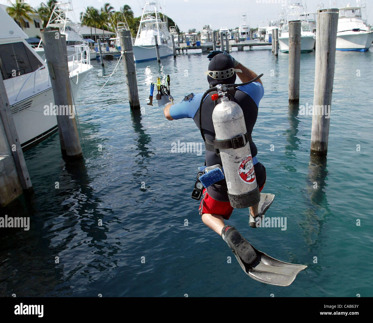 050604 : Singer Island : (FEA) : Barnacle Busters : Bob Baisley, 43 ans, de Barnacle Busters à Palm Beach Gardens plonge dans les eaux à l'espadon voilier de plaisance, jeudi 11 mai, à Palm Beach Shores. Baisley nettoie les balanes du bas de bateaux tels que l'Andiamo, un bateau de pêche de 40 pieds. Le Ph du personnel Banque D'Images