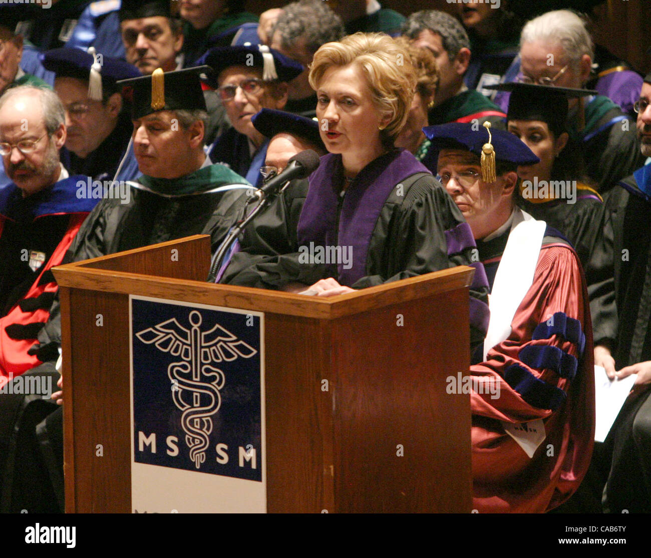 14 mai, 2004 ; New York, NY, USA ; la sénatrice de New York Hillary Clinton donne l'adresse de début de Mount Sinai School of Medicine Début à l'Alice Tully Hall. Le sénateur Clinton a reçu un doctorat ès Lettres, Honoris Causa. Banque D'Images
