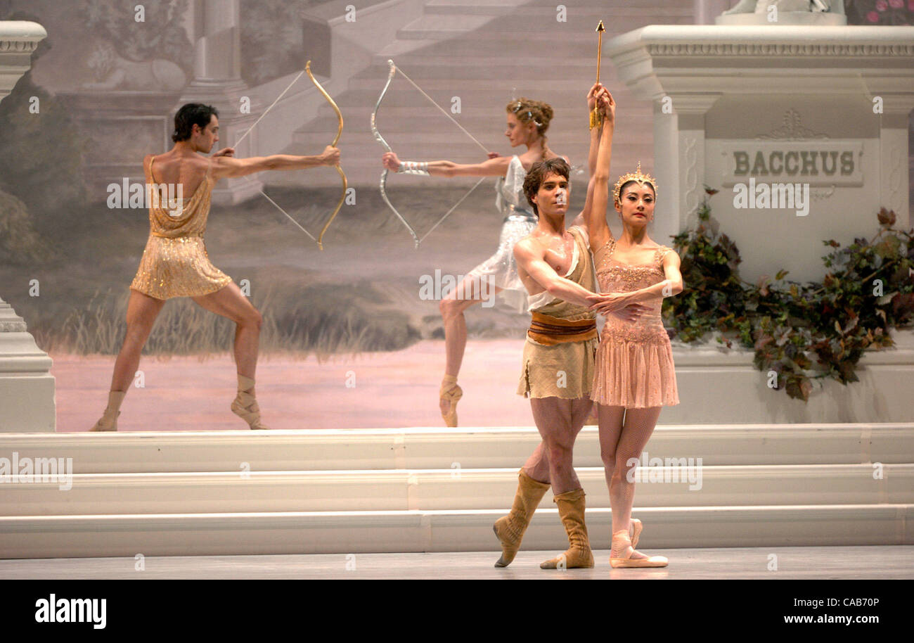 Avec Jaime Garcia Castilla, comme Eros et Muriel Maffre comme Diana dans l'arrière-plan, Gonzalo Garcia comme Aminta et Yuan Yuan Tan que Sylvia poser triomphant dans frons au cours de la scène finale de la San Francisco Ballet répétition générale le Jeudi, Avril 29, 2004, de Mark Morris' 'Sylvia' nouveau ballet, à San Banque D'Images