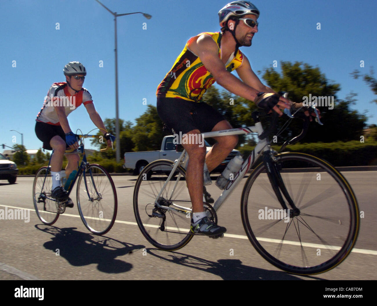 Mike Thomas résident de Brentwood, droite, prend un training ride avec Blaine Kranz, gauche, et Kent McCutcheon (non illustré), le chemin d'arbre solitaire à Antioche, Californie mardi 4 mai 2004. Les trois étaient sur il y a moyen de Black Diamond Mines de Brentwood. Thomas est la collecte de fonds pour soutenir la concurrence dans une course cycliste en Banque D'Images