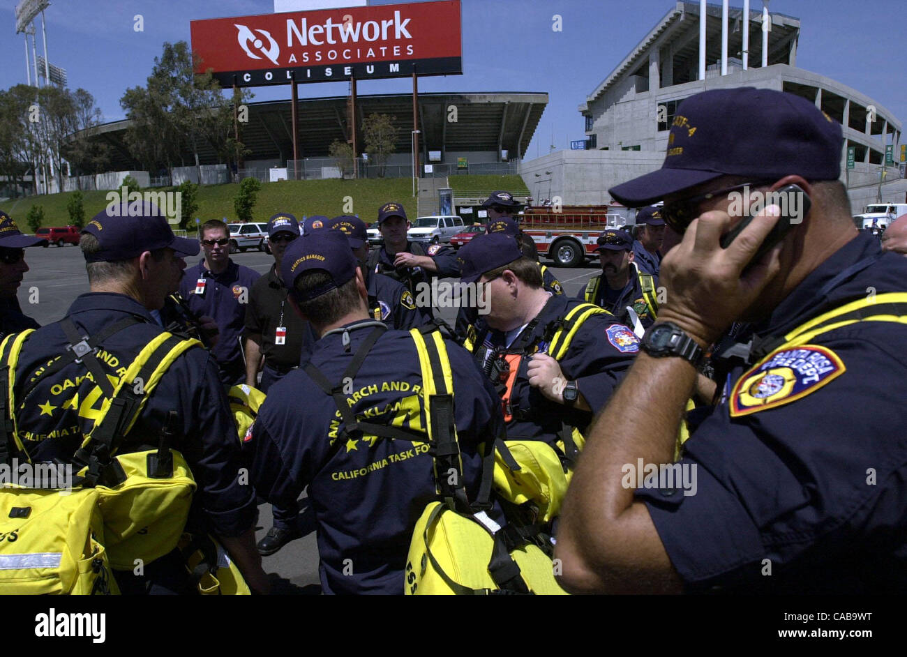 Au cours d'un exercice de mobilisation par California Task Force 4, un groupe de pompiers de Santa Rosa membres commencent à s'organiser pour rechercher des victimes de vivre la simulation d'un effondrement à trois niveaux de Network Associates Coliseum durant un sinistre percer à Oakland, Californie le Mercredi, Mai 26, 200 Banque D'Images