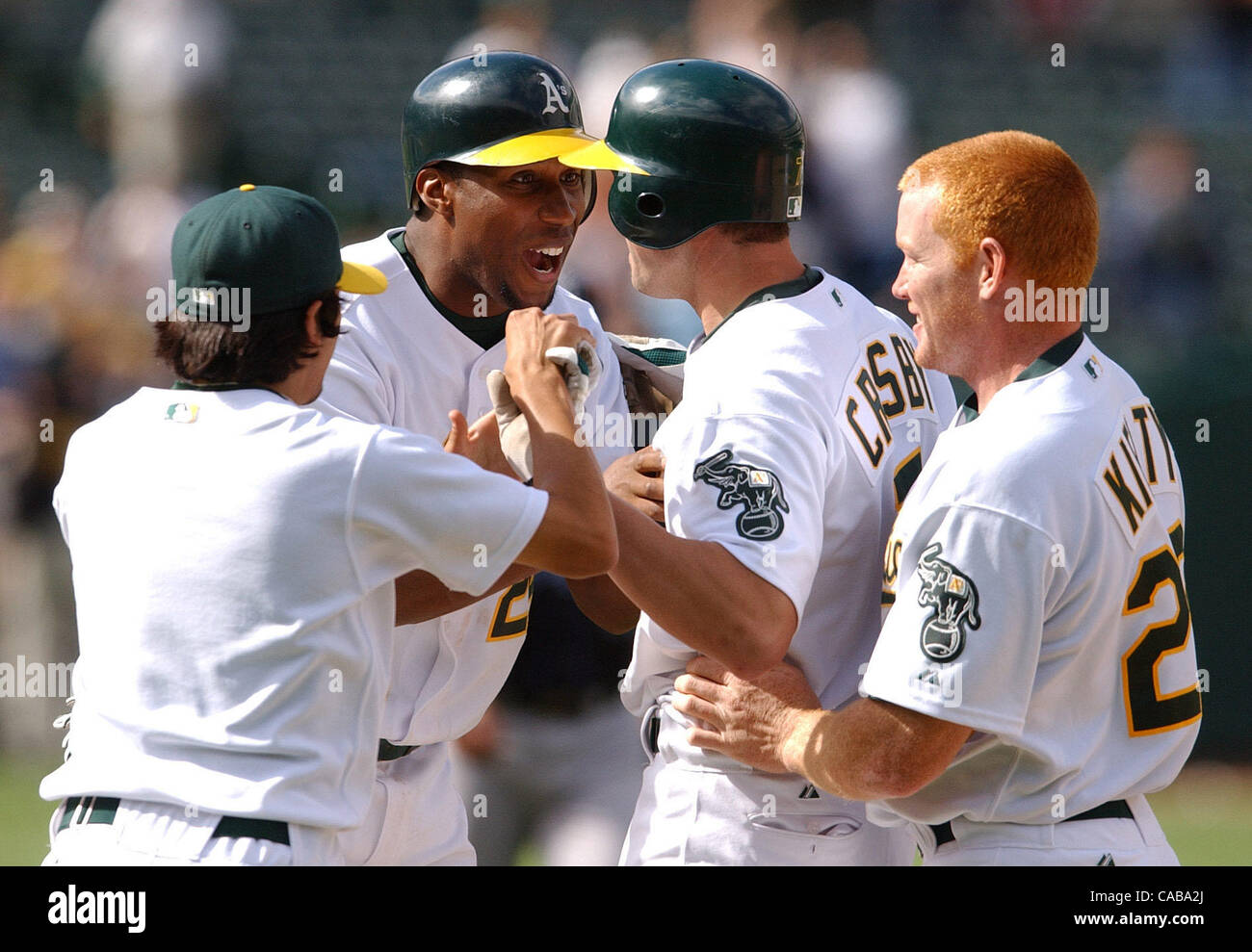 Jermaine Dye, Oakland Athletics # 24, félicite coéquipier Bobby Crosby, # 7, après Crosby's unique infield marqué Dye leur donnant la victoire contre les Royals de Kansas City dans la 11e manche de leur jeu Samedi, 22 mai 2004 à l'Oakland Coliseum à Oakland, Californie Athlétisme battre les Royals 5-4 j Banque D'Images