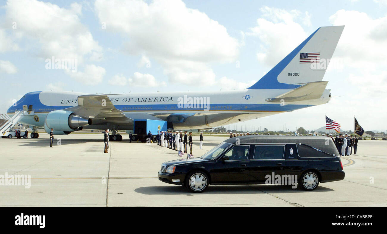 Jun 09, 2004 ; Point Mugu Air Base, CA, USA ; Le corbillard transportant le cercueil de l'ancien Président Ronald Reagan arrive à la base navale de Ventura County à Pt. Mugu, CA. Le corps de la fin du président américain Ronald Reagan a quitté la base aérienne de la Californie à bord d'un avion présidentiel devant son grand funérailles nationales en th Banque D'Images