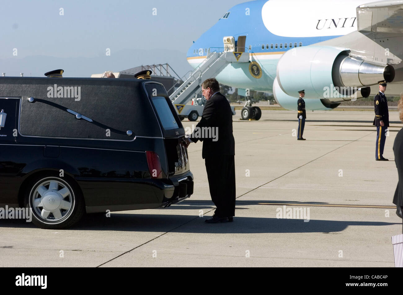 Le pilote ferme la porte du corbillard à Point Mugu Naval Air Station comme la demeure du président Reagan sont transportées de l'Air Force One. 6/11/04 Point Mugu, CA Rob DeLorenzo Banque D'Images