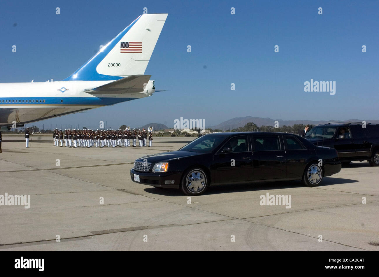 Nancy Reagan's limousine partent Point Mugu Naval Air Station comme la demeure du président Reagan sont transportées de l'Air Force One. 6/11/04 Point Mugu, CA Rob DeLorenzo Banque D'Images