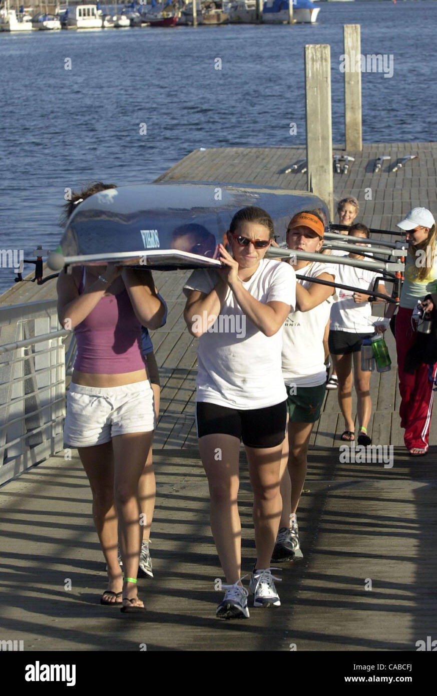 Rebekiah rameur Alameda Kharazi, avant et au centre, et les autres membres d'Oakland Strokes 8 bateau léger, chef de la maison bateau après l'entraînement à Oakland, Californie, le mercredi 2 juin, 2004. L'Oakland AVC sont la destination des États-Unis Championnats nationaux d'Aviron Junior à Cincinnati. (CONTRA COS Banque D'Images