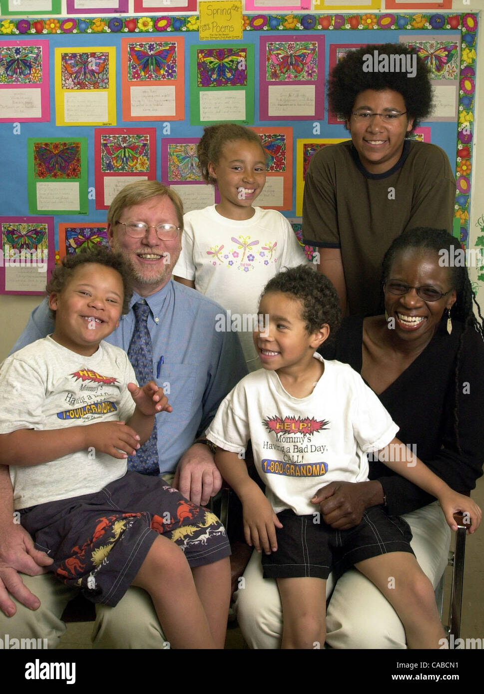 Contra Costa Christian Directeur de l'École Dr. Bruce Young pose pour une photo avec sa famille à l'école de Walnut Creek, Californie Le mercredi 9 juin 2004. Les jeunes quittent l'école après 16 ans de prendre un poste à l'Alliance College en Géorgie. Posant dans la photo avec lui : sa femme, Cynt Banque D'Images