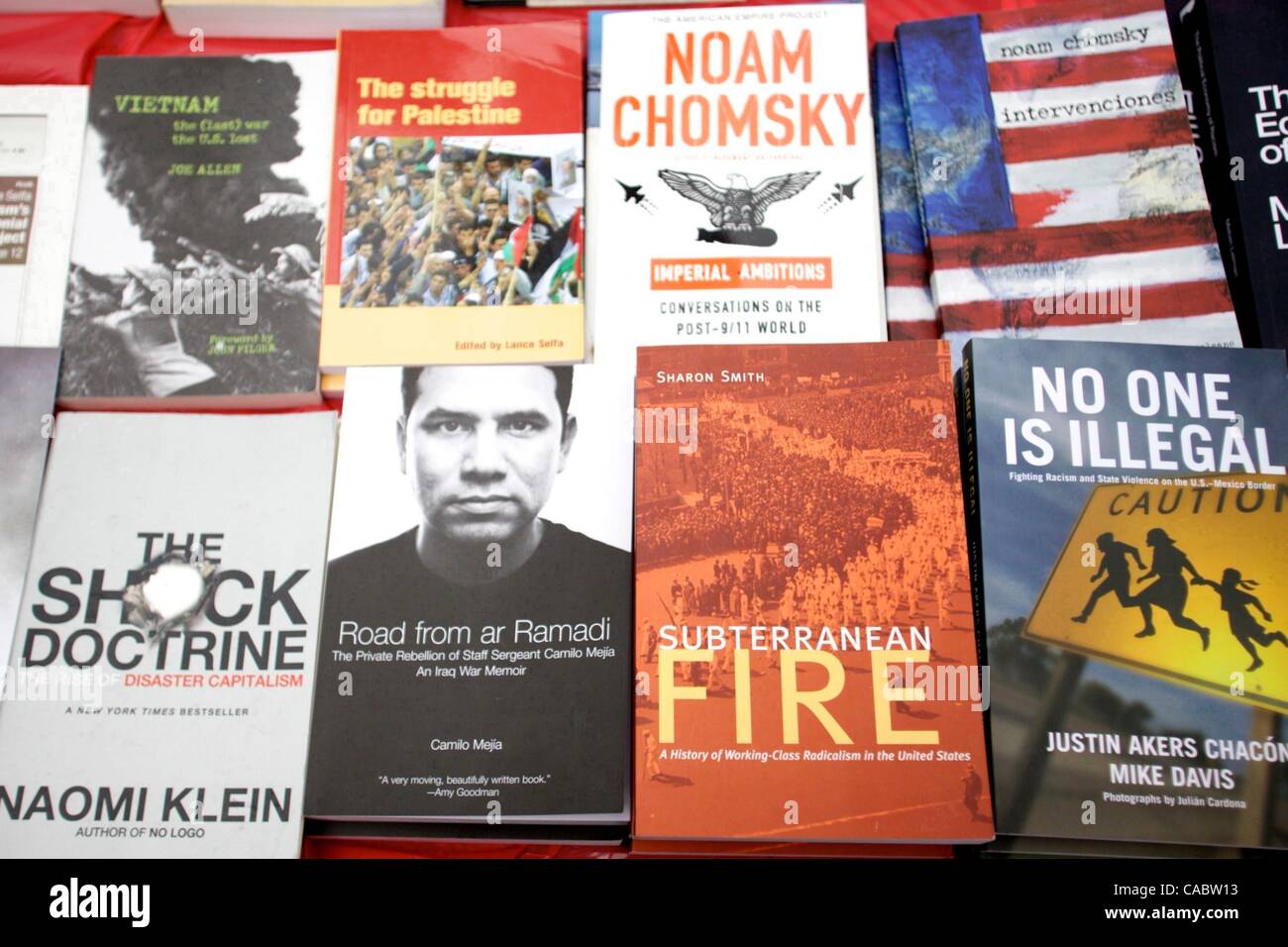 Aug 03, 2010 - Boston, Massachusetts, États-Unis - le rêve Université "librairie" en vedette une sélection de la littérature socialiste et populiste en vente sur le côté de l'apprentissage du groupe en démonstration à la Massachusetts State House. Parrainé par le mouvement de l'Immigration, groupe étudiant-étudiant activi Banque D'Images