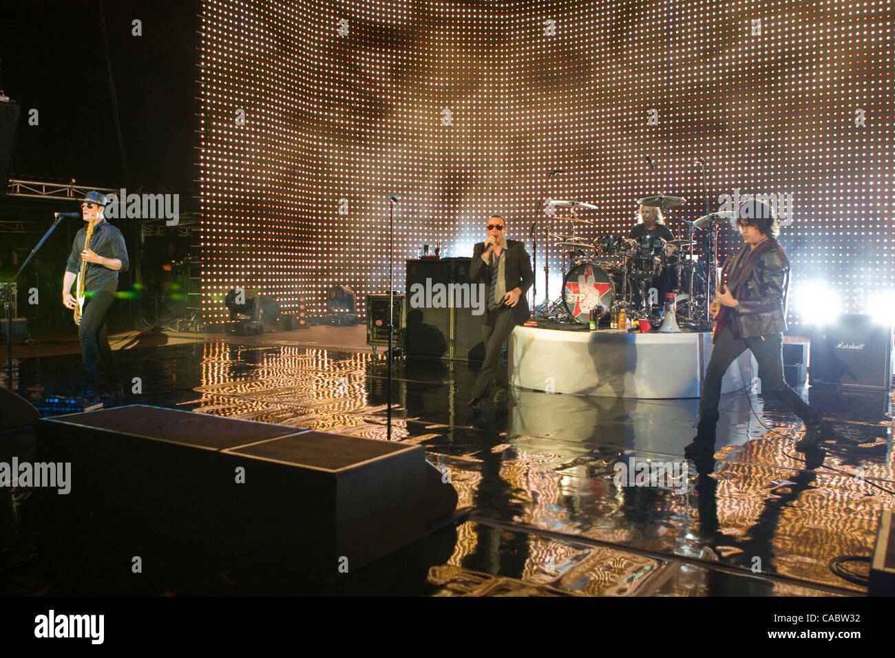 10 août 2010 - Morrison, Colorado, États-Unis - Stone Temple Pilots effectue au Red Rocks Amphitheater. Sur la photo : le bassiste Robert DELEO, le chanteur SCOTT WEILAND, le batteur ERIC KRETZ et le guitariste DEAN DELEO. (Crédit Image : © Don Senia Murray/ZUMApress.com) Banque D'Images