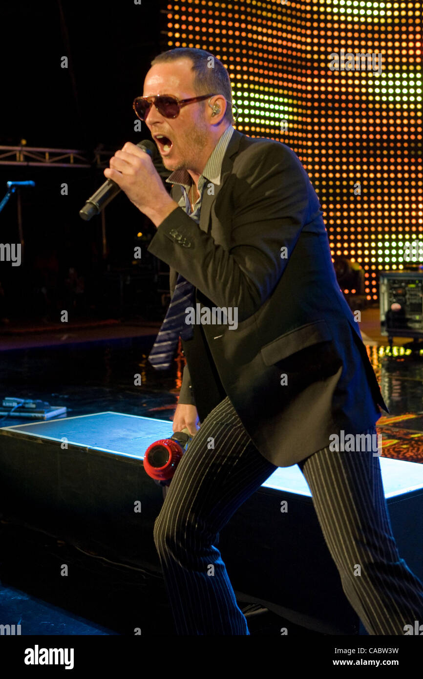 10 août 2010 - Morrison, Colorado, États-Unis - SCOTT WEILAND, chanteur de Stone Temple Pilots effectue au Red Rocks Amphitheater. (Crédit Image : © Don Senia Murray/ZUMApress.com) Banque D'Images