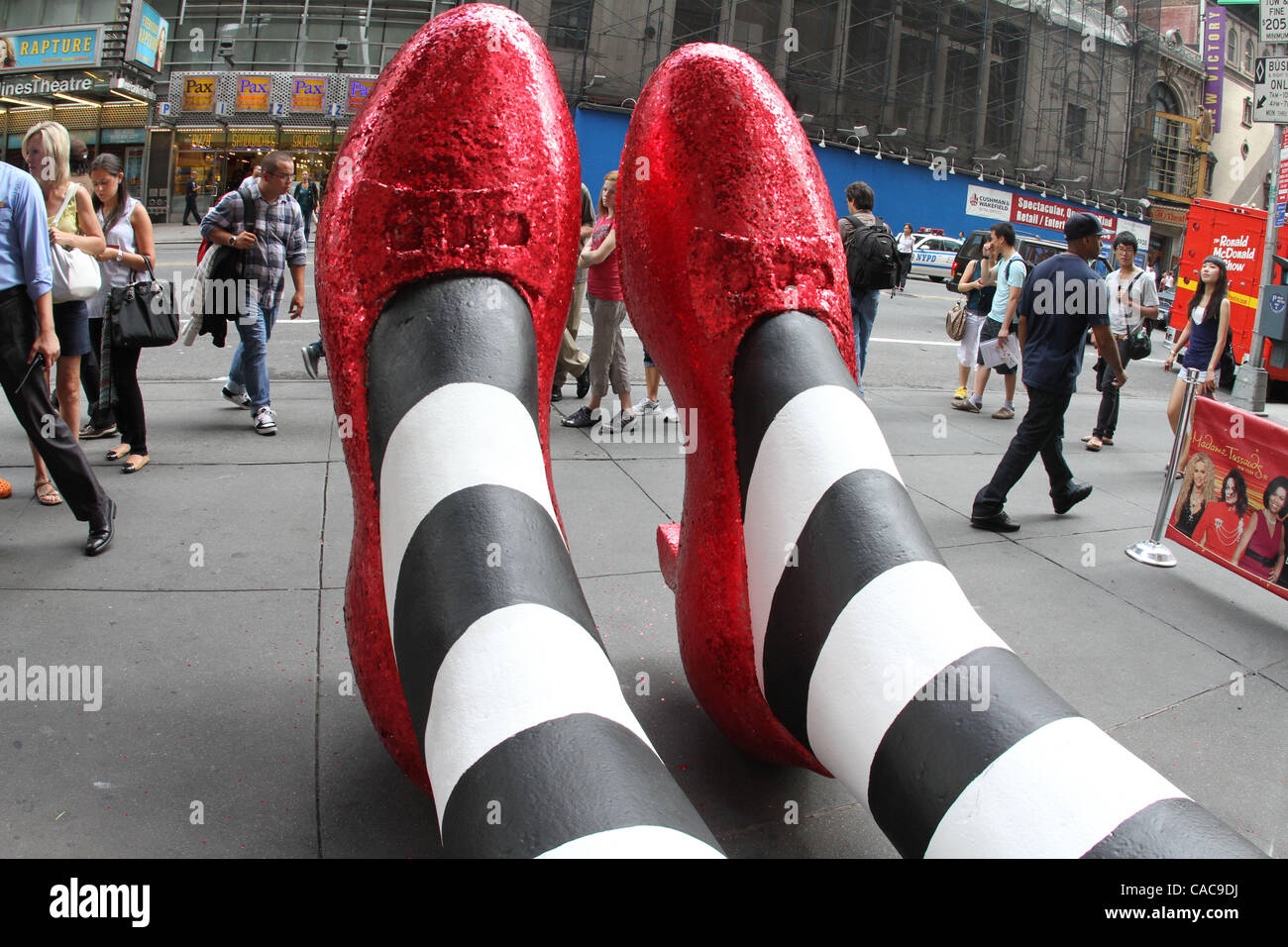 Six pieds de hauteur rouge rubis géant chaussons sur West 42nd. Trottoir  rue en l'honneur de Madame Tussauds NY's new 'Wizard of Oz'cinéma 4-D  experience et interactif 'Terre de Oz' exposition de