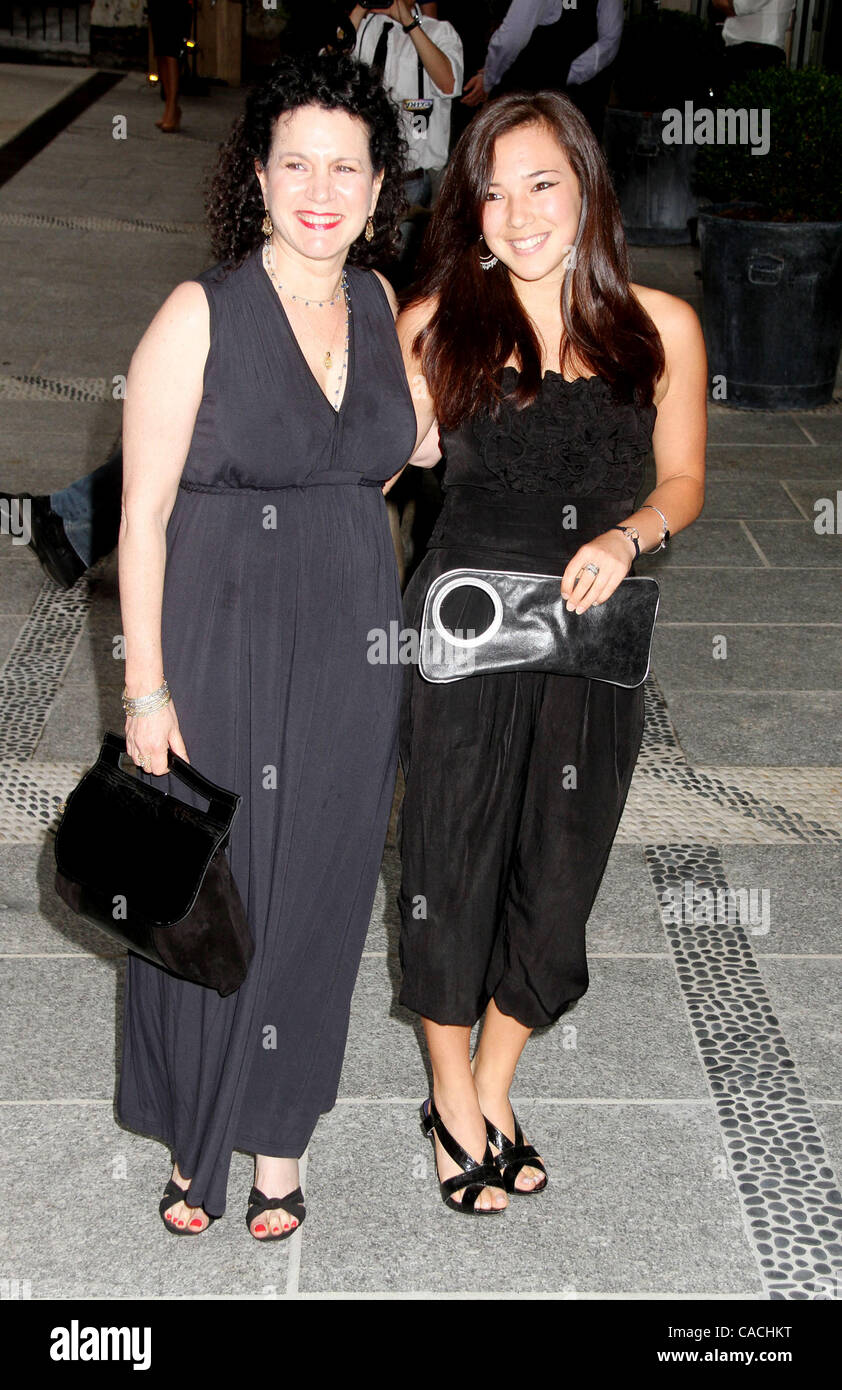 28 juin 2010 - New York, New York, États-Unis - Actrice SUSIE ESSMAN et sa fille assister à la Nouvelle York 'La Saga Twilight : Eclipse' tenue à l'hôtel Crosby. (Crédit Image : © Kaszerman ZUMApress.com)/Nancy Banque D'Images