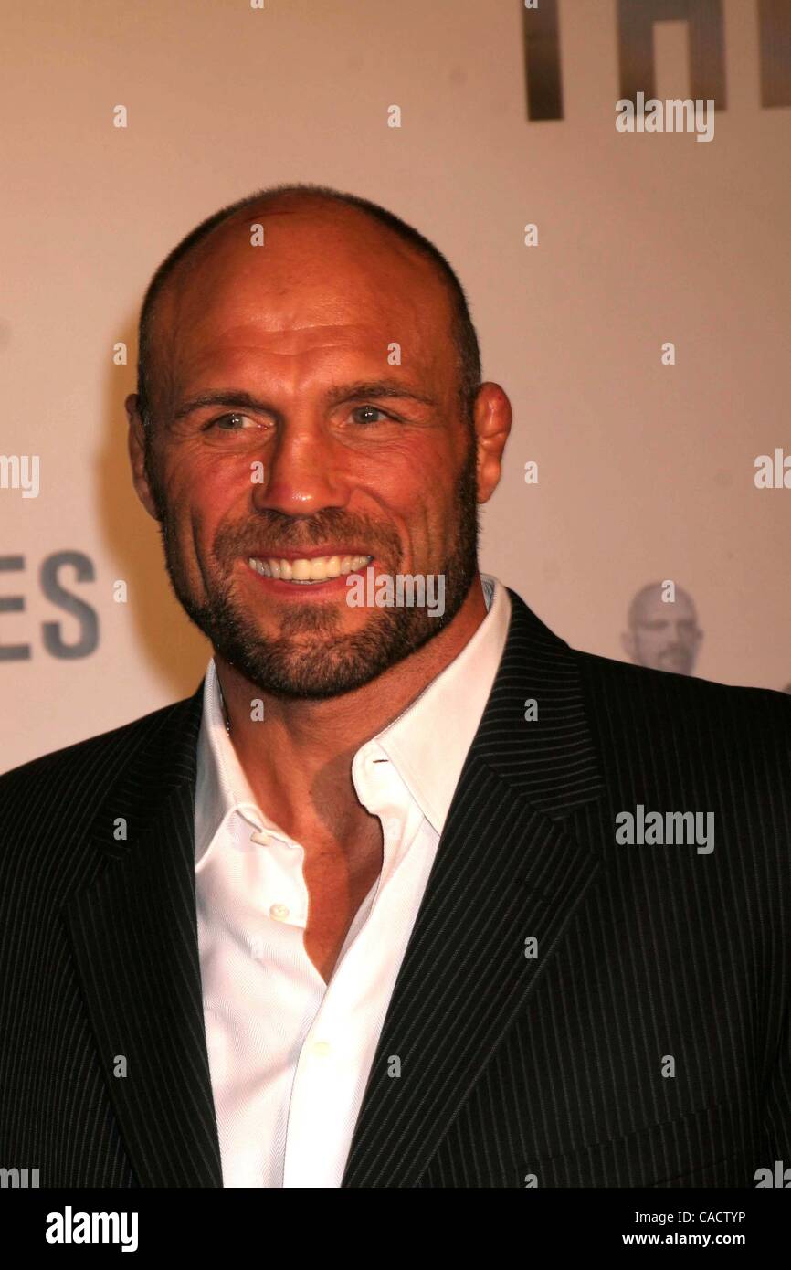 Le 11 août 2010 - Hollywood, Californie, États-Unis - ''l'usure'' Premiere.Las Vegas Planet Hollywood Resort Casino, Las Vegas, NV 08-11-2010. 2010.Randy Couture.K66112EG.(Image Crédit : Â© Ed Geller/Globe Photos/ZUMApress.com) Banque D'Images