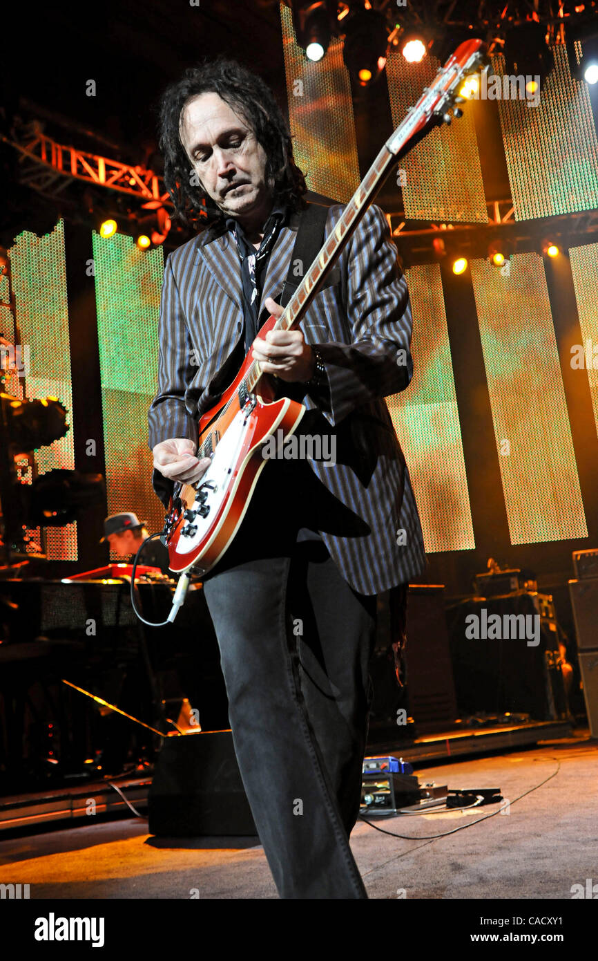 Aug 31, 2010 - Cleveland, Ohio, États-Unis - Mike Campbell, de Tom Petty and the Heartbreakers fonctionne à au Blossom Music Center de Cleveland (Ohio). (Crédit Image : Amy Harris/ZUMApress.com) Banque D'Images