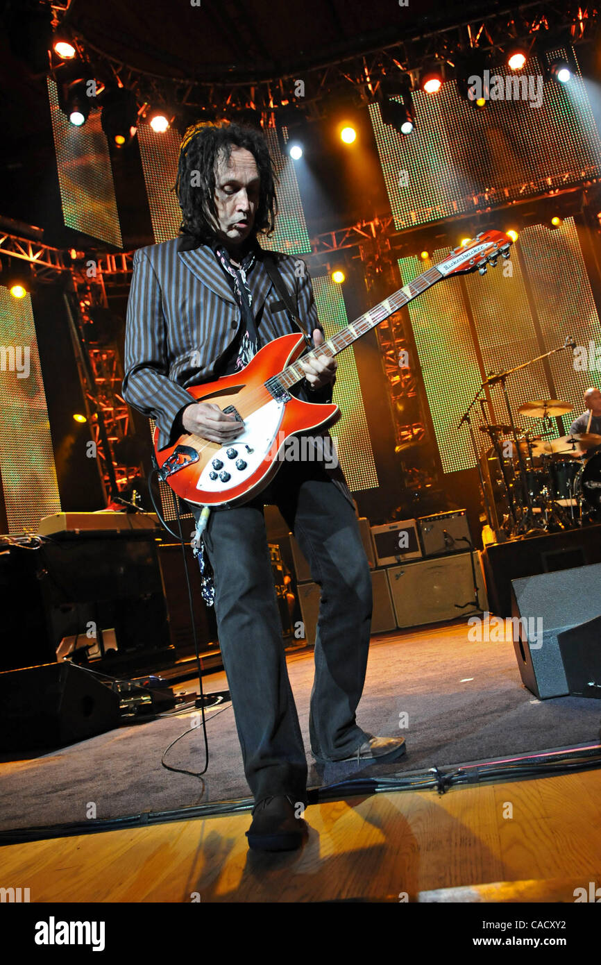 Aug 31, 2010 - Cleveland, Ohio, États-Unis - Mike Campbell, de Tom Petty and the Heartbreakers fonctionne à au Blossom Music Center de Cleveland (Ohio). (Crédit Image : Amy Harris/ZUMApress.com) Banque D'Images