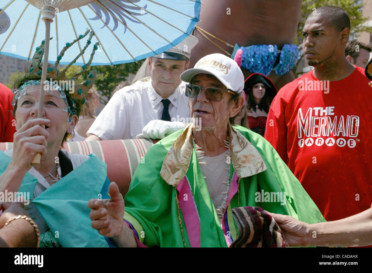 19 juin 2010 - New York, New York, États-Unis - 2010 Coney Island Mermaid Parade cette année, le roi Neptune était Lou Reed & Queen sirène était sa femme Laurie Anderson avec leur chien Lola Belle Ã'Â© 2010 6/19/10 .K65203B Ltée(Image Crédit : Â© Bruce Cotler/Photos/ZUMApress.com) Globe Banque D'Images