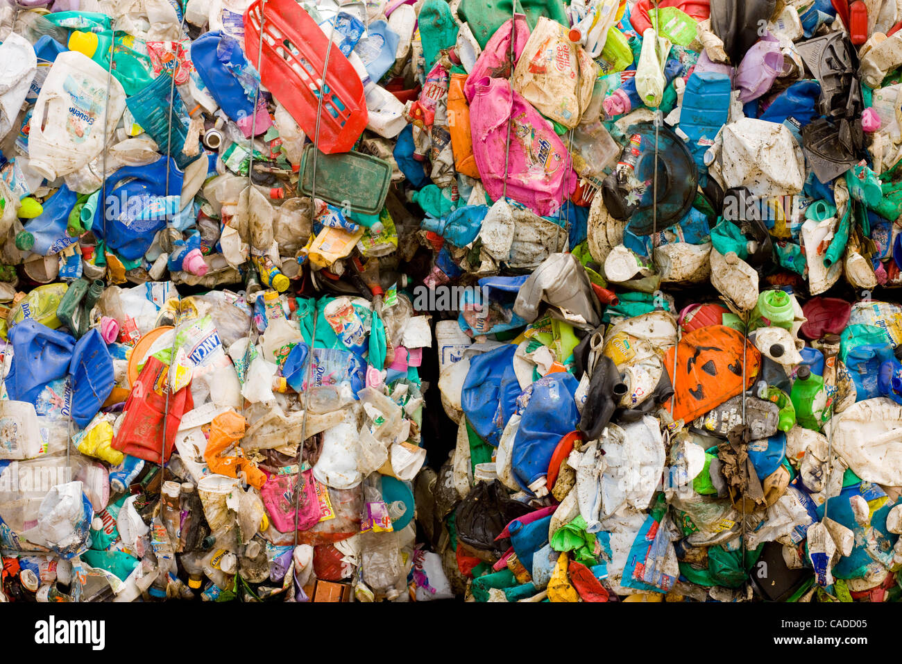 Jun 17, 2010 - Otay Mesa, Californie, États-Unis - refuser en plastique, livré pour le recyclage. Le plastique a été recueillie à partir de la vallée de la rivière Tijuana, à la frontière entre la Californie et Otay Mesa , Tijuana, au Mexique. (Crédit Image : © Max Dolberg/ZUMApress.com) Banque D'Images