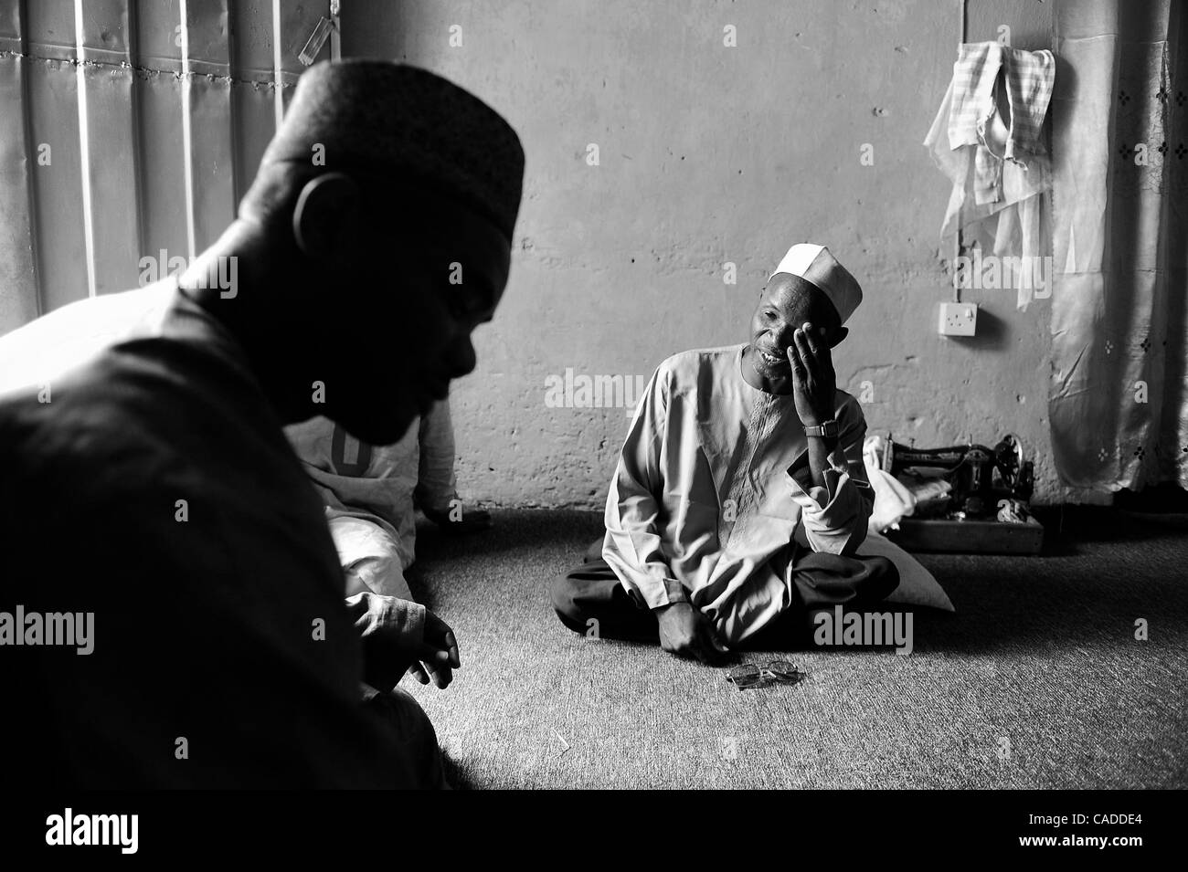 Le 5 août, 2010 - Kano, Kano, Nigéria - KABIRU NUHU, 50 ans, s'assied sur le plancher de sa maison. Le Kuru a souffert de la poliomyélite pour de nombreuses années. Nuhu, sa femme et ses enfants ont survécu avec de l'aide de l'État de Kano Trust Association victimes de la polio. (Crédit Image : © Mary F. Calvert/zReportage.com/ZUMA) Banque D'Images