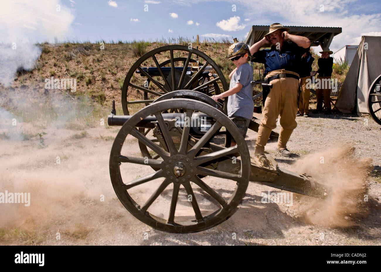 25 juin 2010 - Edgewood, New Mexico, USA - en tant que formateur scénario GARY HARPER couvre ses oreilles, ETHAN WATSON, 9 feux, d'un obusier de 50 centimètres de montagne Krupp en fin de parcours, la seule action tir annuel de la société Championnat du monde d'une semaine d'action tir Cowboy et Wild West Jubilé. Banque D'Images