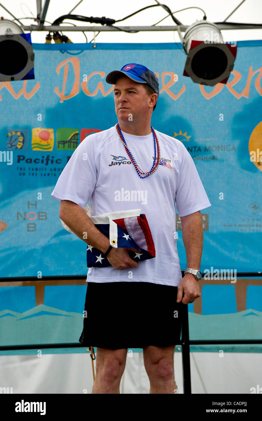 12 août 2010 - Santa Monica, CA, USA - pompier australien et runner PAUL RITCHIE sur scène avec le drapeau américain présenté à lui avant de nous 16 et 16 pompiers australiens commencent leurs 26 jours de course à travers l'Amérique, à temps pour arriver à le World Trade Center de New York le 11 septembre. Ils seront su Banque D'Images