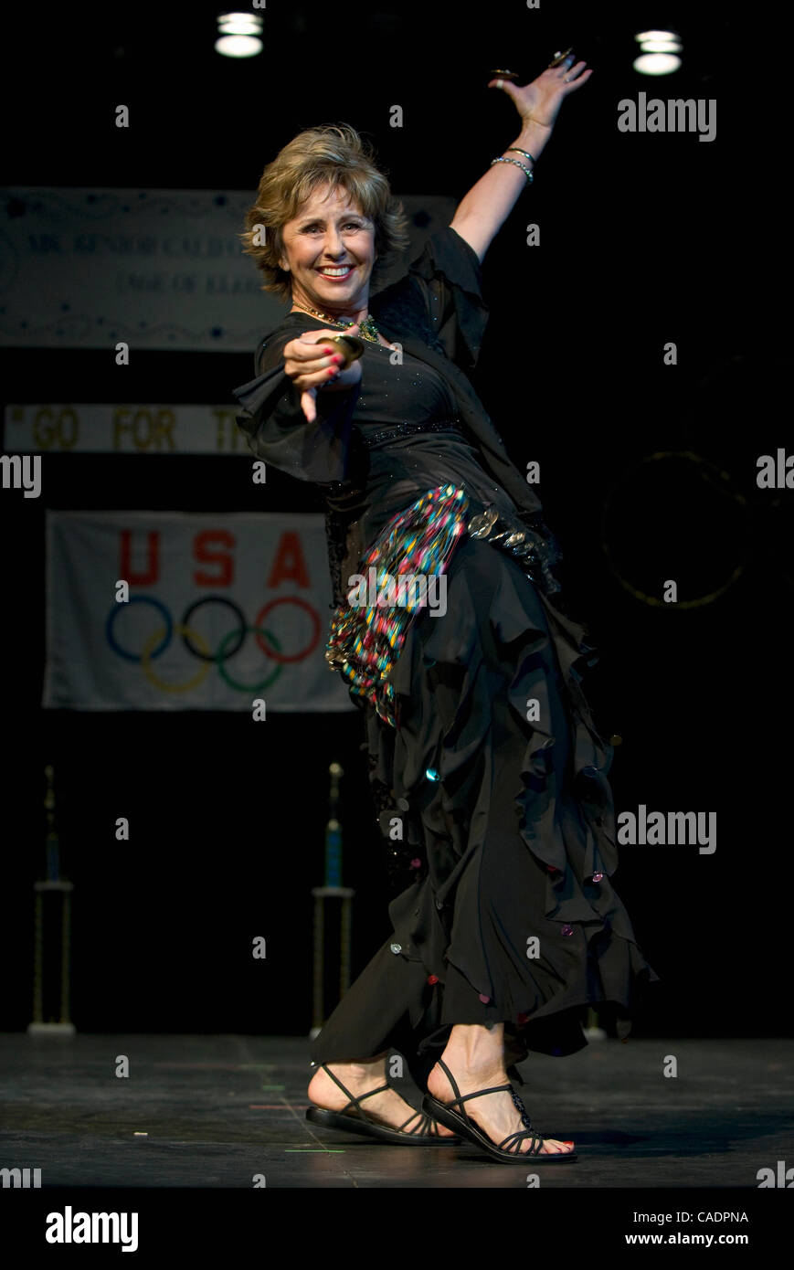 14 août 2010 - Carlsbad, Californie, USA - Louise Roy, 63 danses du ventre, sa façon d'une victoire dans le talent partie de la Californie Mme Senior 2010 Pageant, à la Carlsbad Cultural Arts Center. A en juger à ce concours, dans lesquelles les concurrents de 60 ans et plus, est en quatre catégories : personnel interv Banque D'Images