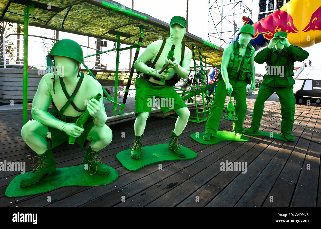 20 août 2010 - Long Beach, CA, USA - Le 'Green Army Men' équipe de l'Hermosa Beach, CA, trouver un aperçu sur les médias posent pour la 19e journée Red Bull Flugtag ('journée de vol" en allemand). Trente-cinq d'exagéré, human-powered bidules volants et leurs pilotes costumés de lancement d'ait spécialement un b Banque D'Images