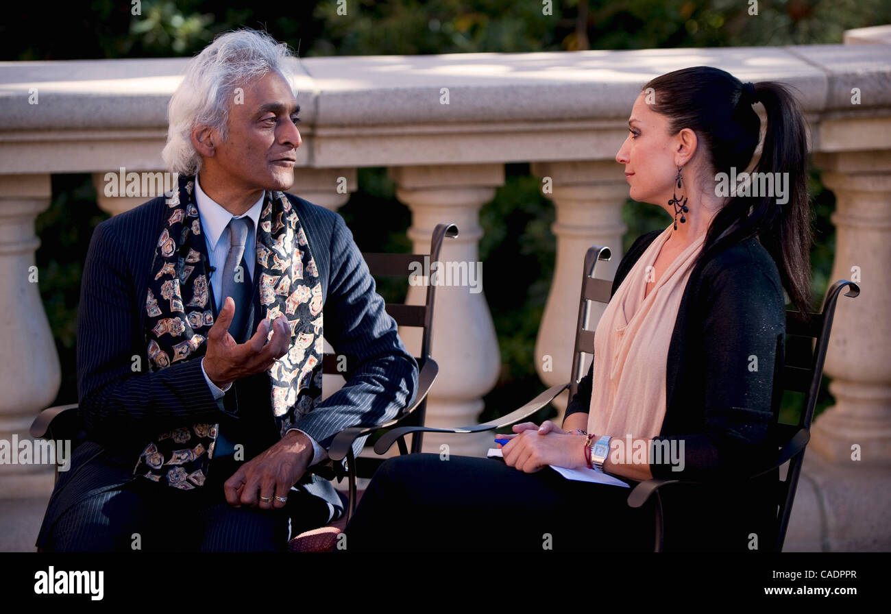 31 août 2010 - Los Angeles, CA, USA - Actrice NICOLE entrevues ASHOK GANGADEAN SHERWIN, Président de philosophie à Haverford College (PA) à 'Un Appel à l'évolution consciente", un rassemblement à l'UCLA Royce Hall doté par des discussions et de l'évolution des penseurs révolutionnaires à de nouvelles approches pour l'igniti Banque D'Images